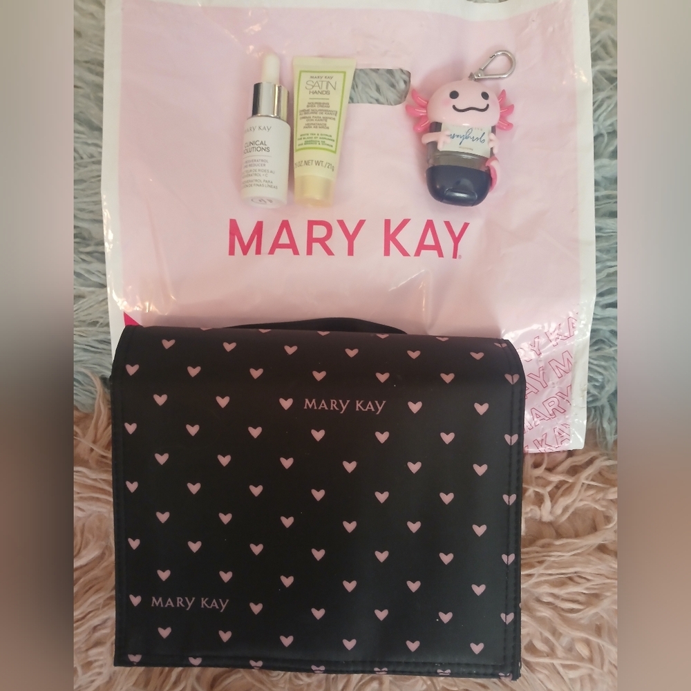 NWT Mary Kay Bath And Body Works Bundle PLUS FREE MAKEUP BAG!!